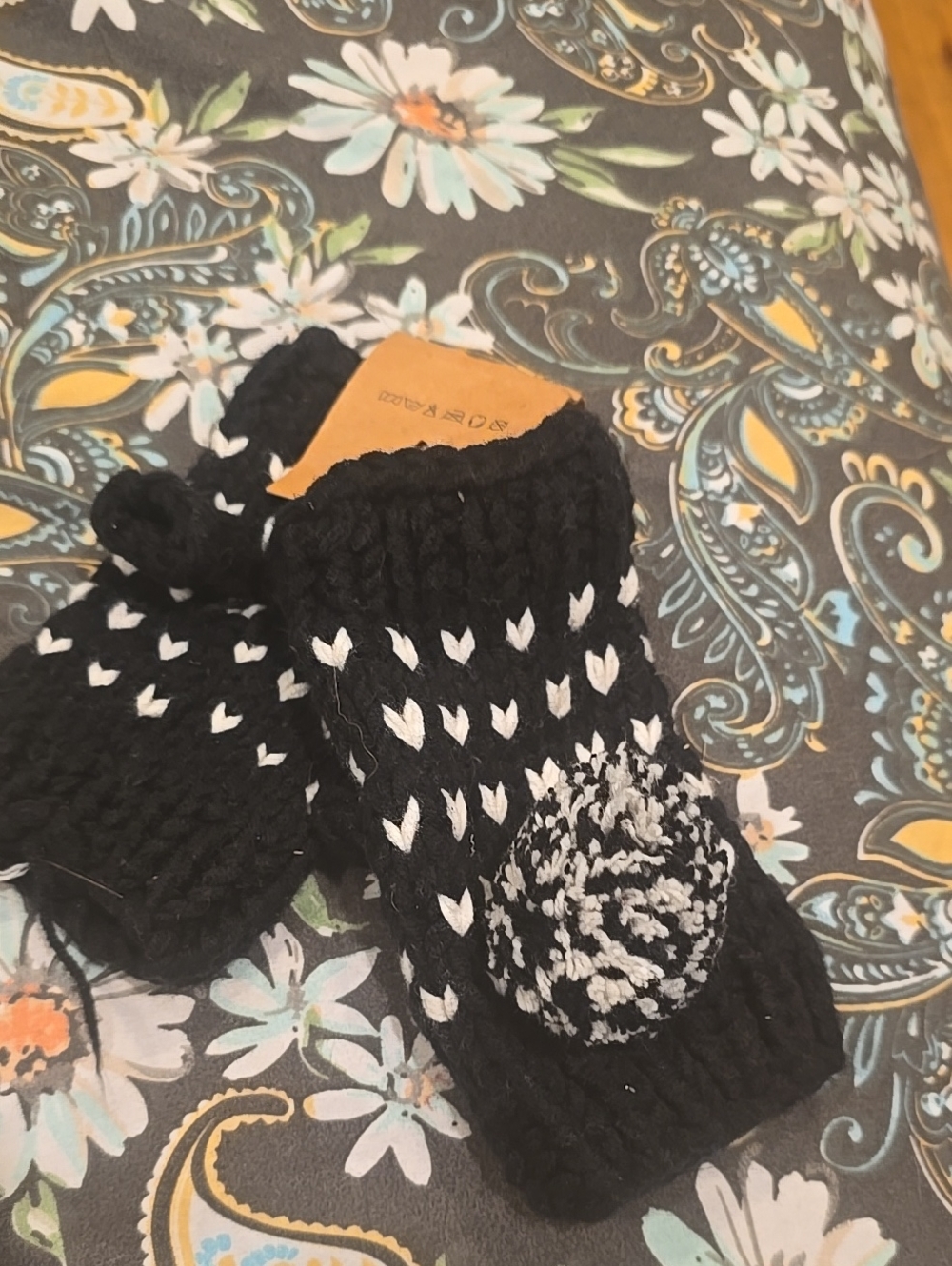 ❤️10/$10 New Black and White Knit Fingerless Gloves with Pom Pom Read